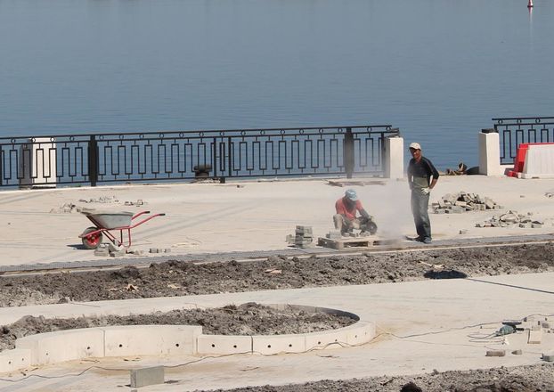 За синим забором: реконструкция Нижне-Волжской набережной близится к завершению (ФОТО) - фото 37