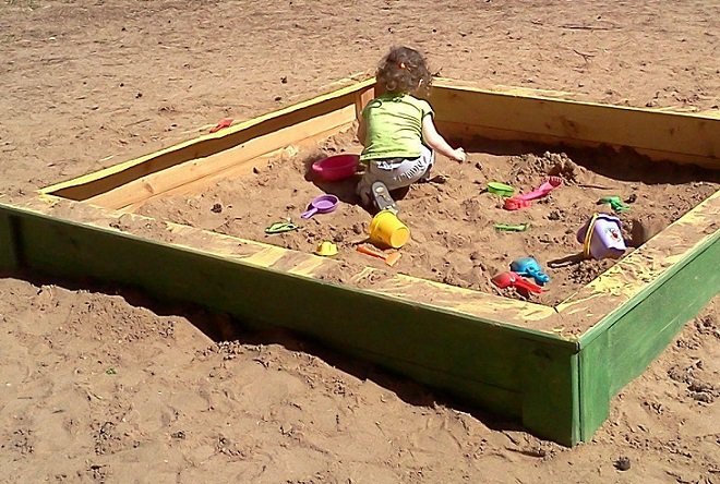 Родителей детсадовцев заставили покупать песок