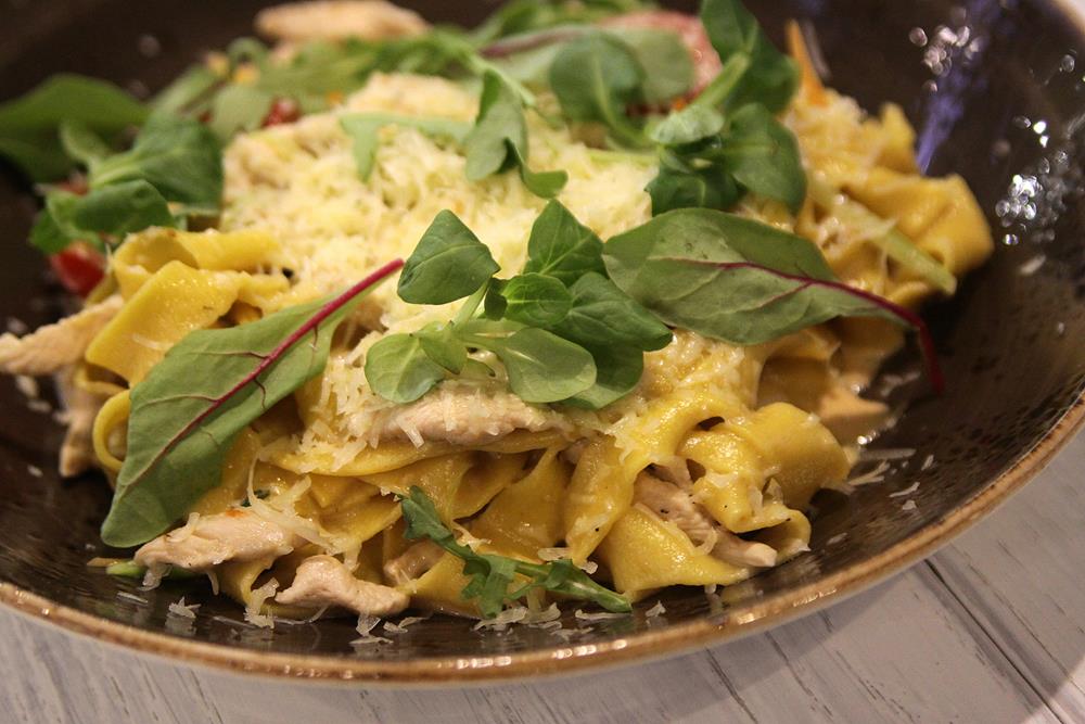 Нескучная  итальянская классика: паста папарделле с цыпленком и овощами в сливочном соусе - фото 1