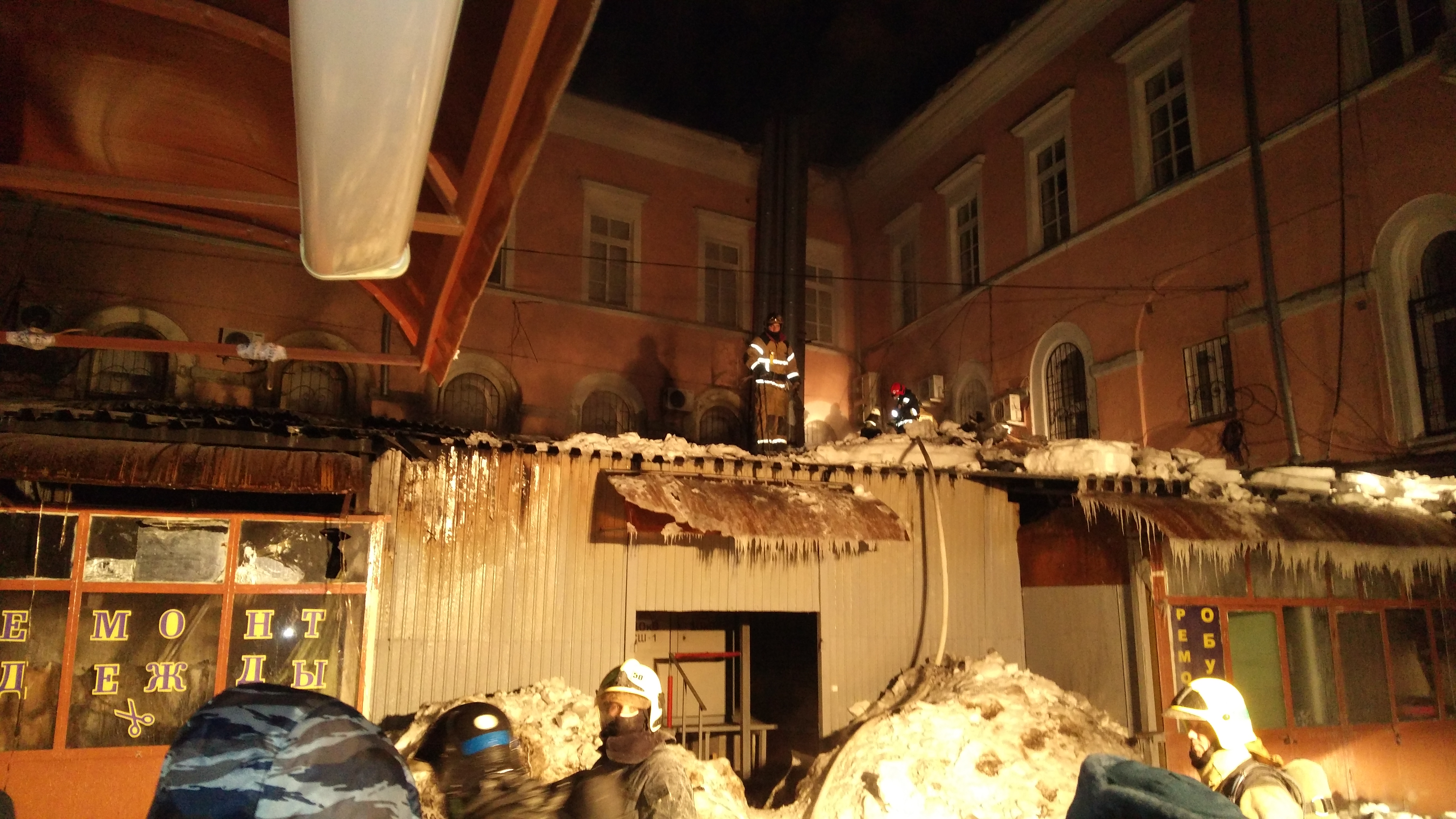 Пожар случился на Мытном рынке в Нижнем Новгороде - фото 1