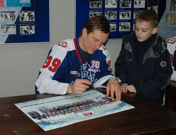 Хоккеисты нижегородского &laquo;Торпедо&raquo; раздадут автографы болельщикам - фото 1