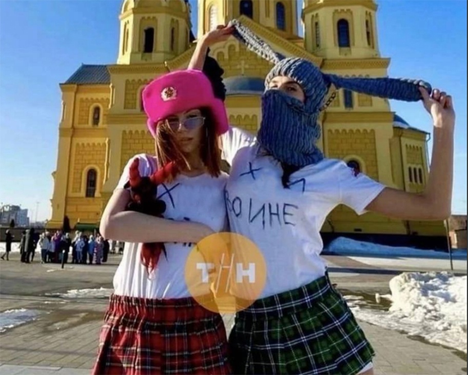 Две девушки сфотографировались на фоне нижегородского собора в футболках с скабрезными надписями - фото 1