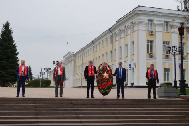 Члены нижегородского отделения КПРФ возложили цветы к Вечному огню - фото 2