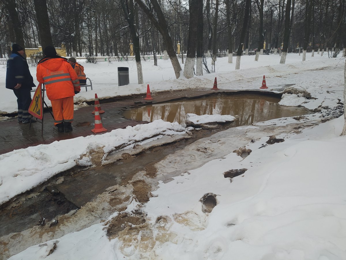 Прорыв трубы на проспекте Гагарина