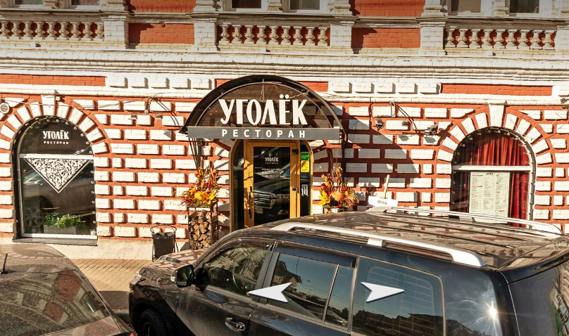 Декоративная дровница спасла старинный дом от наезда пьяного водителя в Нижнем Новгороде - фото 1