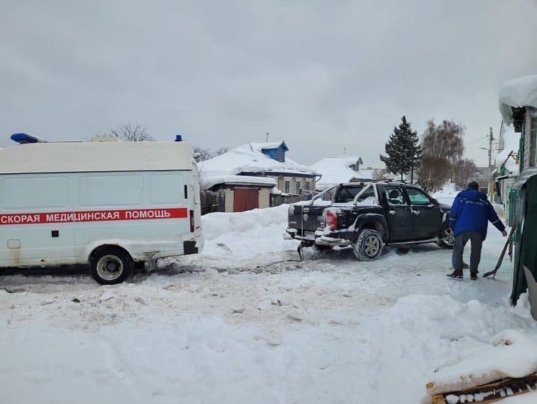 Две машины скорой помощи завязли в сугробах в Нижнем Новгороде - фото 2