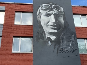 Шестиметровое граффити с легендарным нижегородским летчиком появилось в Череповце