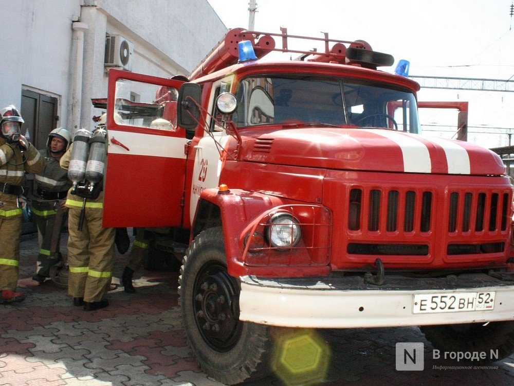 Девять пожарных тушили горящую иномарку на Московском шоссе - фото 1