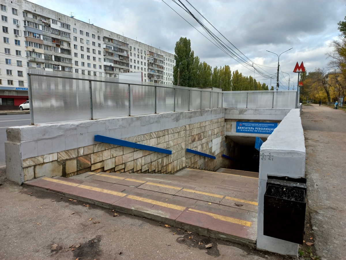 Пластиковые ограждения установили над входом в нижегородское метро