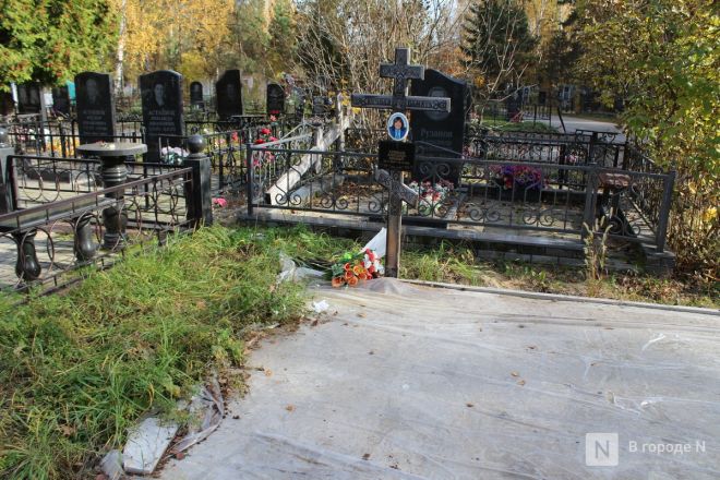 Огромные памятники и скромные кресты: показываем, как выглядят могилы известных нижегородских политиков - фото 29