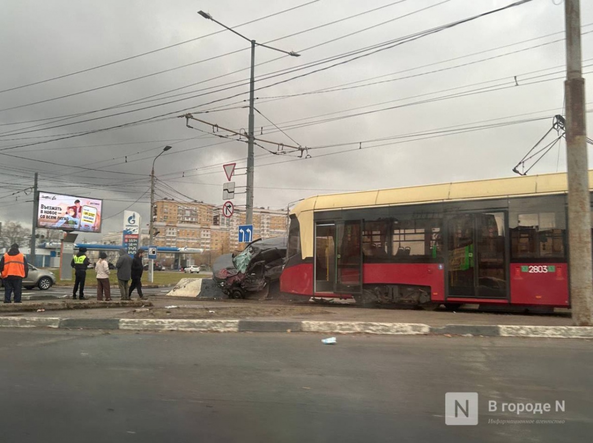 Жуткое ДТП случилось на Комсомольской площади в Нижнем Новгороде - фото 1