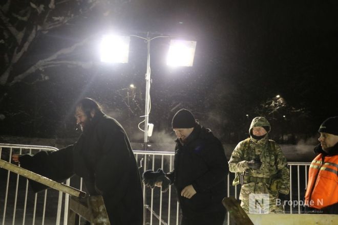 Мороз по коже: фоторепортаж с крещенских купаний в Нижнем Новгороде - фото 15