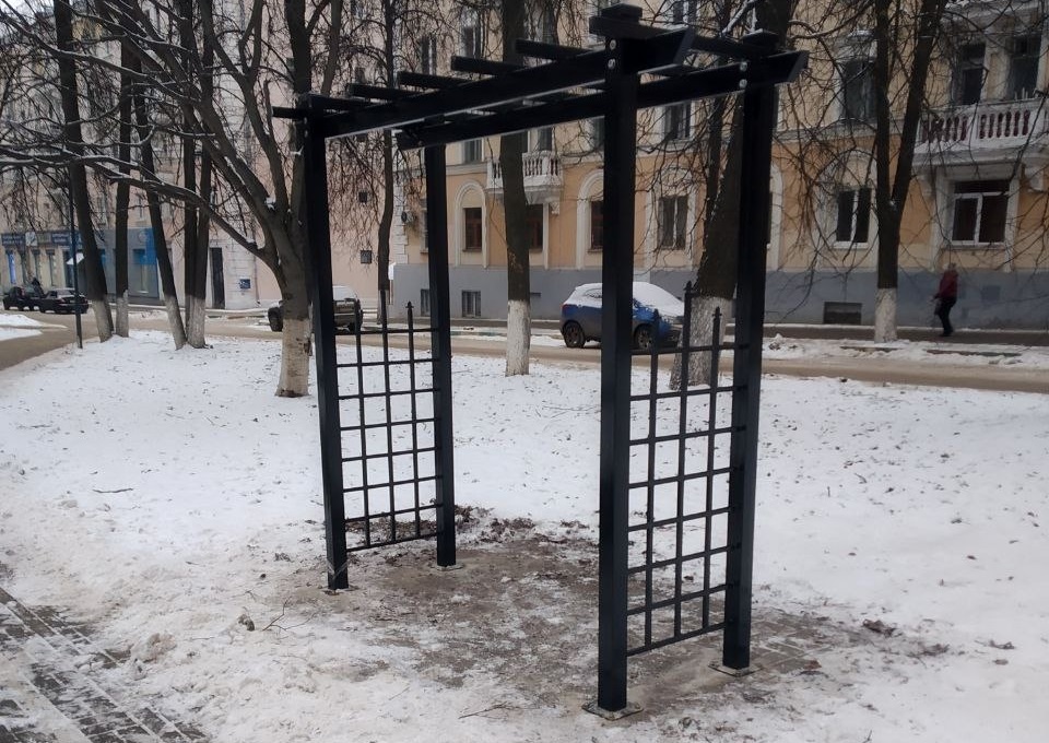 Качели и скамейки устанавливают на проспекте Гагарина в Нижнем Новгороде - фото 1