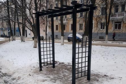 Качели и скамейки устанавливают на проспекте Гагарина в Нижнем Новгороде