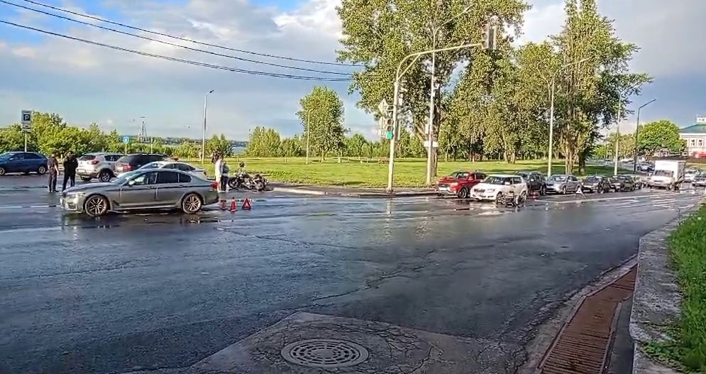 Мотоцикл протаранил две иномарки в центре Нижнего Новгорода