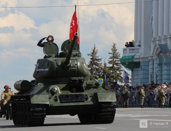 Фоторепортаж: парад в честь 80-й годовщины Победы прошел в Нижнем Новгороде - фото 104