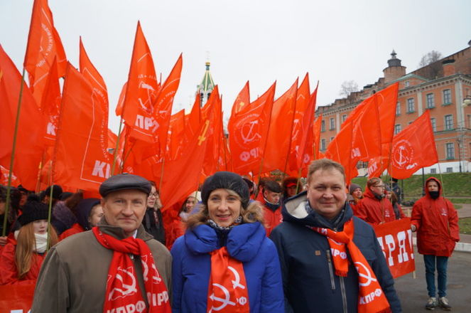 Нижегородские коммунисты отметили Октябрьскую революцию шествием по Канавинскому мосту (ФОТО) - фото 2