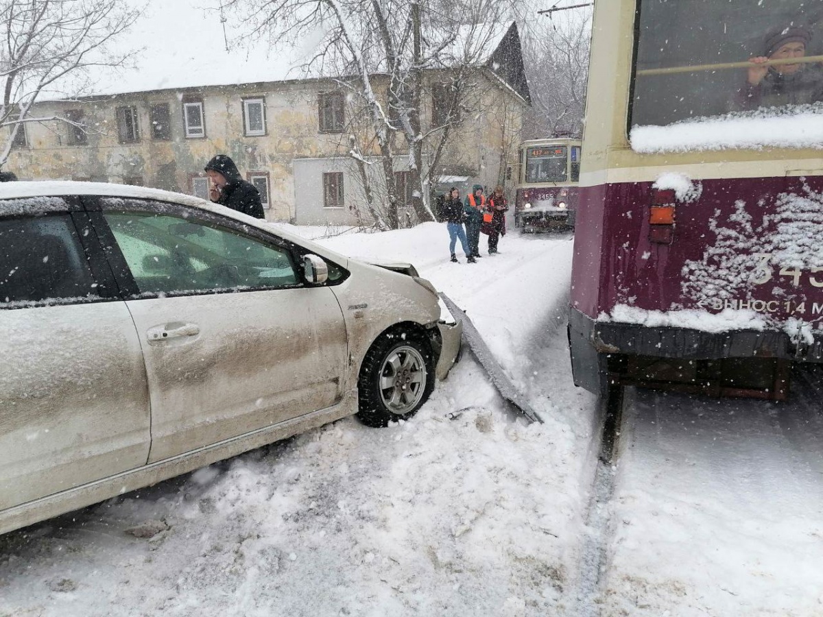 Трамвай и Toyota столкнулись на переезде в Ленинском районе - фото 1