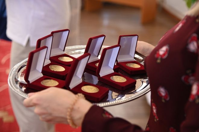 108 выпускников школ Дзержинска получили золотую медаль - фото 1