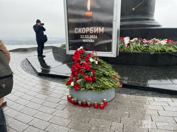 Нижегородцы несут цветы к мемориалу после теракта - фото 4