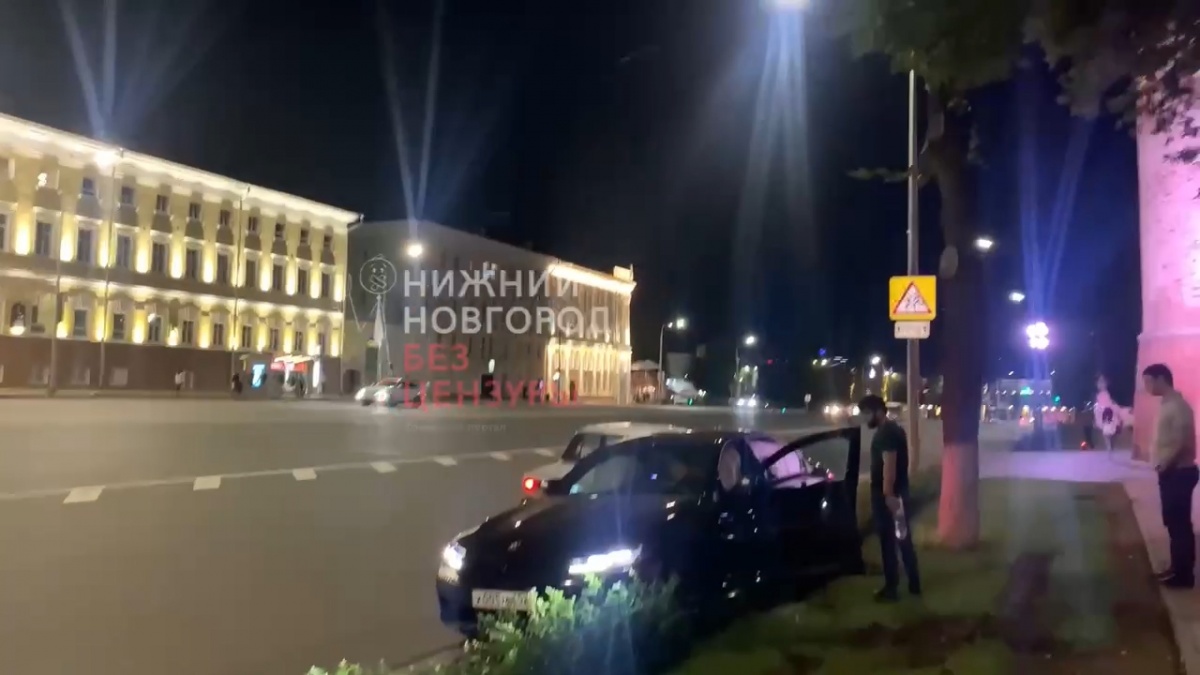 Неудачный дрифт у Нижегородского кремля завершился помятым газоном