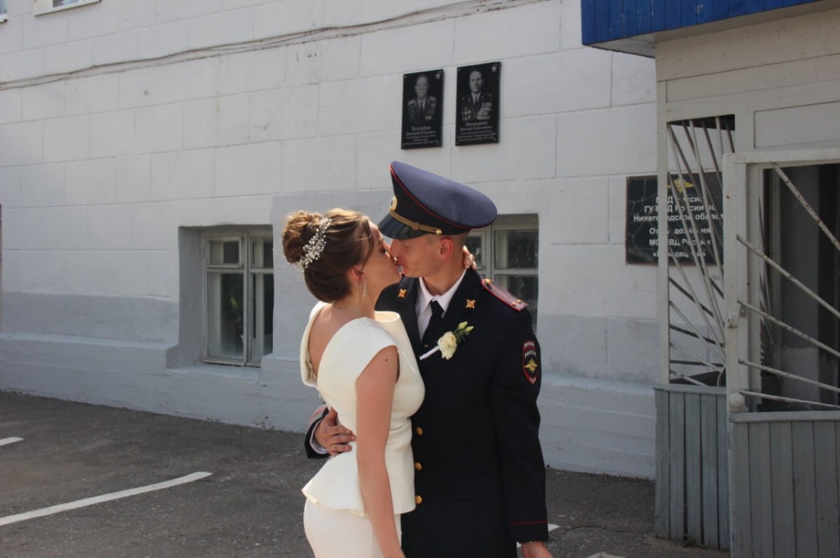 Двое полицейских поженились накануне Дня семьи, любви и верности в Нижегородской области - фото 1