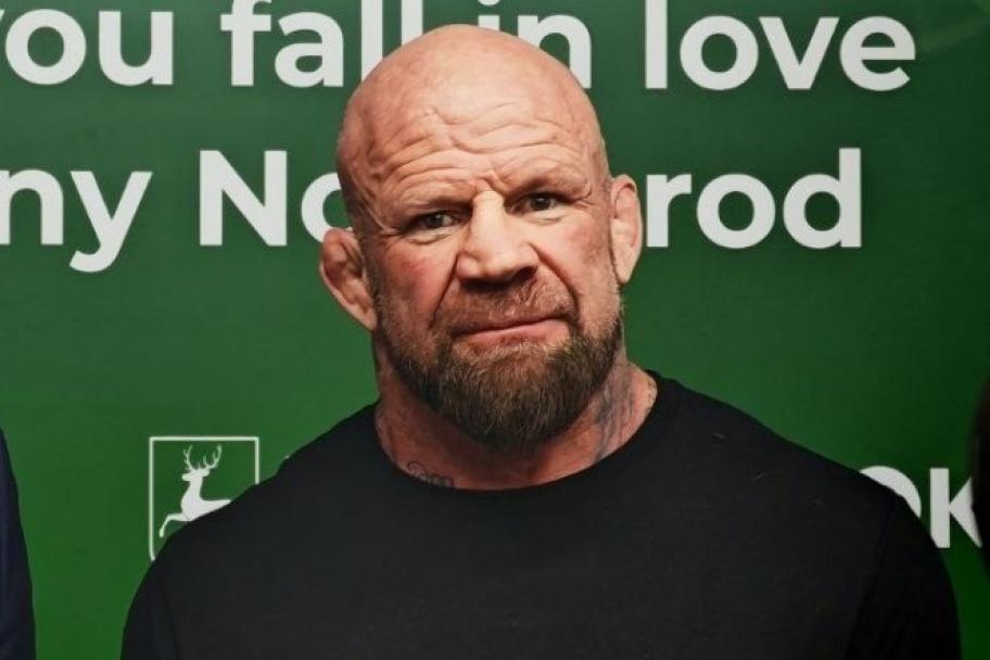 Чемпион мира Монсон поддержал мальчика, которому не продали букет в Нижнем Новгороде