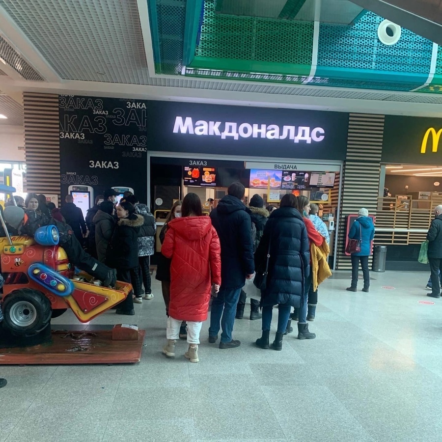 Нижегородцы выстраиваются в очереди в McDonald&rsquo;s - фото 1