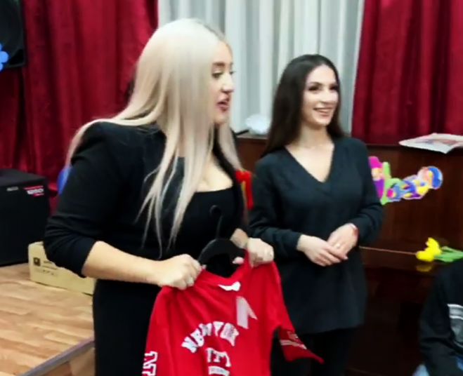 Известный блогер подарила нижегородским детям одежду