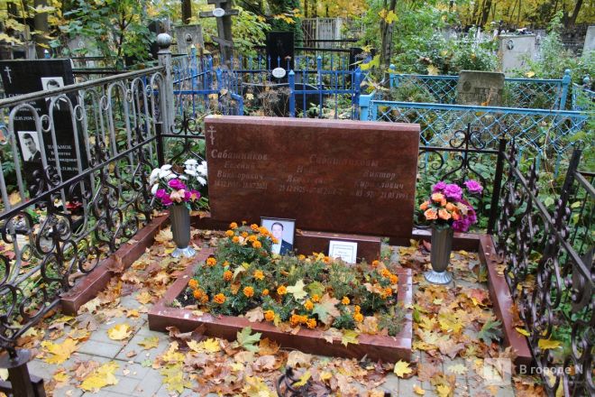 Огромные памятники и скромные кресты: показываем, как выглядят могилы известных нижегородских политиков - фото 16