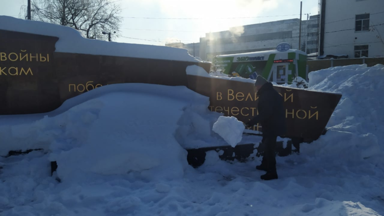 Заваленный снегом памятник участникам войны и труженикам тыла в Советском районе привели в порядок - фото 1