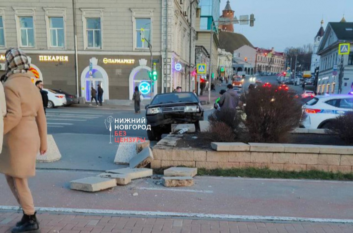 Водитель вылетел на тротуар на Нижне-Волжской набережной - фото 1