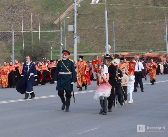 Фоторепортаж: как прошел пасхальный крестный ход в Нижнем Новгороде - фото 94
