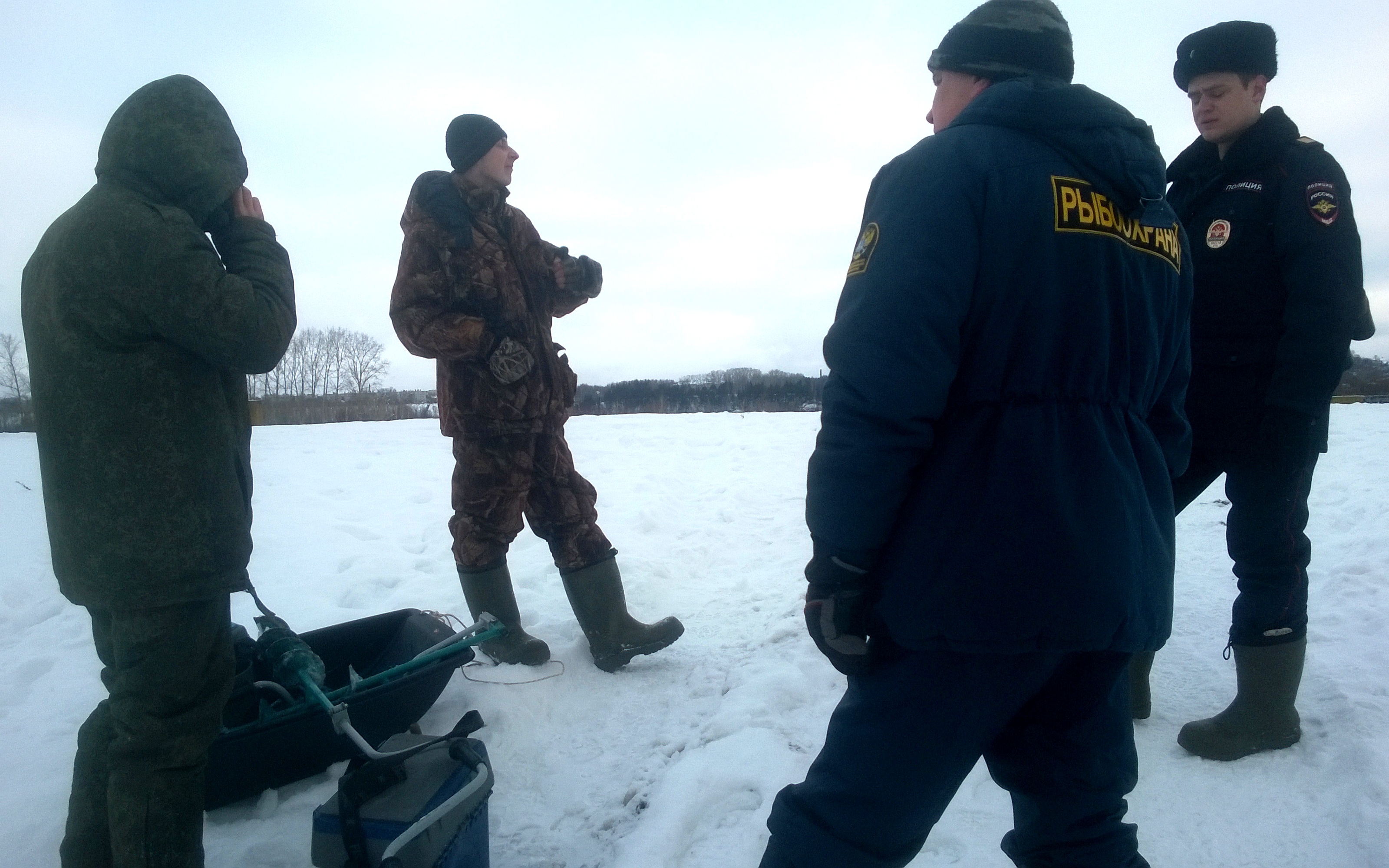 Сотни рыбаков подвергают себя опасности в запретной зоне Нижегородской ГЭС - фото 1