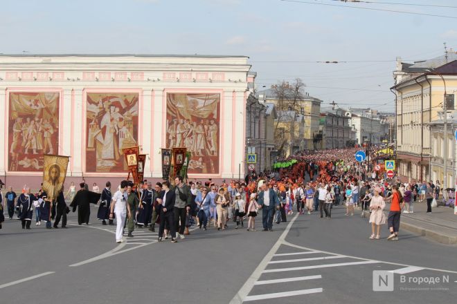 Фоторепортаж: как прошел пасхальный крестный ход в Нижнем Новгороде - фото 54