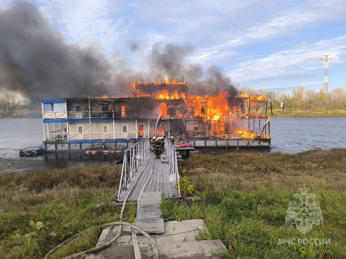 Опубликованы фото горящего дебаркадера на Гребном канале в Нижнем Новгороде - фото 1