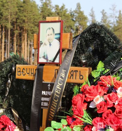 Огромные памятники и скромные кресты: показываем, как выглядят могилы известных нижегородских политиков - фото 38