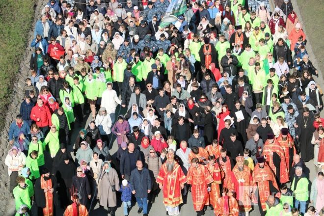 Шли Крестным ходом и ели гигантский кулич: как прошла Пасха в Нижнем Новгороде — фоторепортаж - фото 11