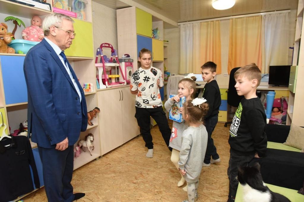 Евгений Люлин встретился с семьей, воспитывающей приемных детей из Донецка - фото 3