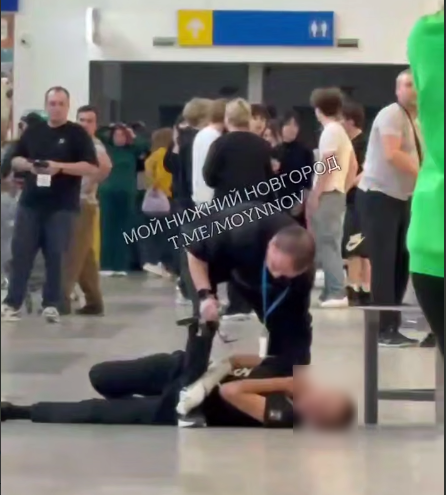 Охранник жестко задержал подростка в нижегородском ТЦ из-за банки с раками - фото 1