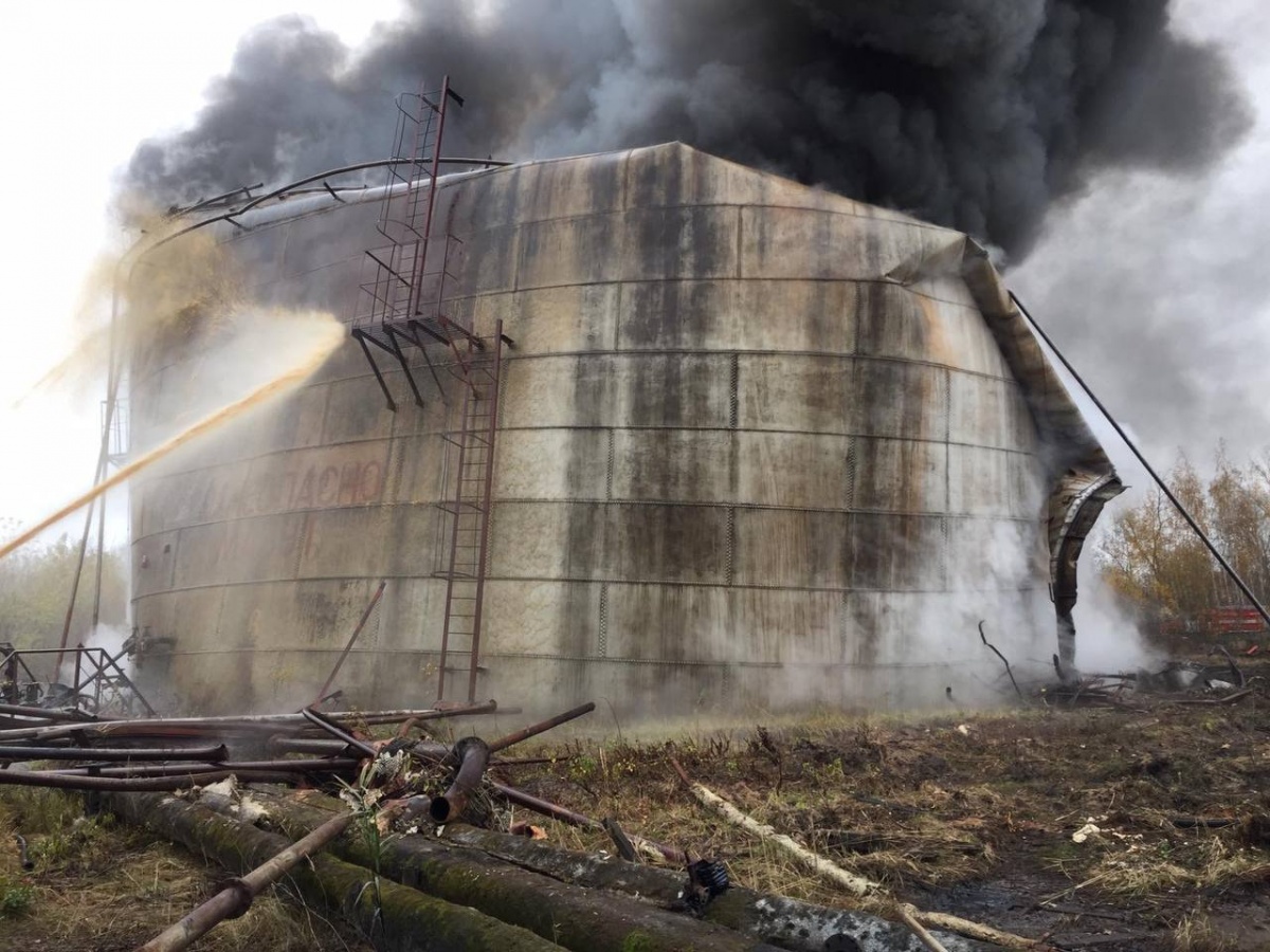 Резервуар с нефтепродуктами загорелся в Сормовском районе 25 октября - фото 1