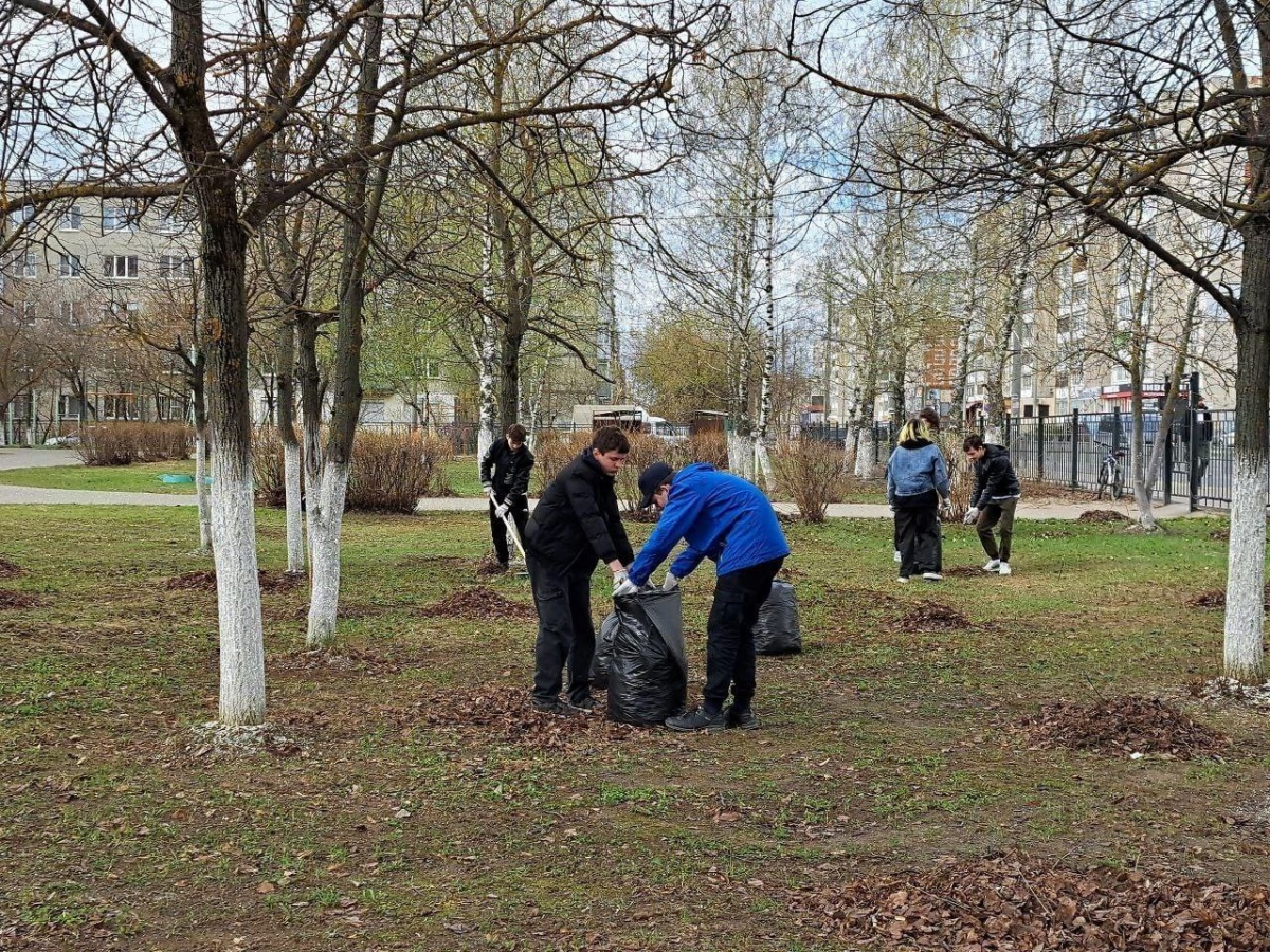 Школы и детсады Дзержинска присоединились к уборке города после зимы