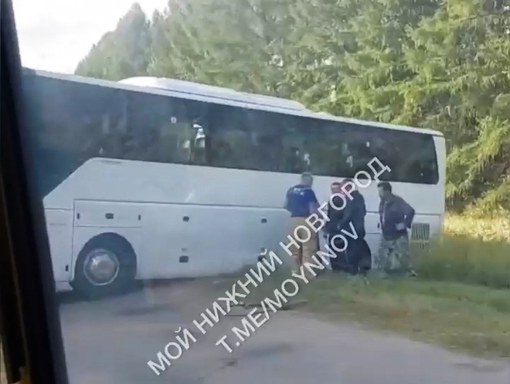 Соцсети: автобус с пассажирами улетел в кювет в Дивеевском районе - фото 1