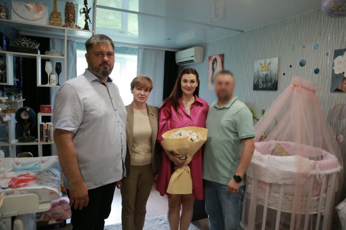 Глава Дзержинска навестил семью участника СВО с новорожденной дочерью - фото 1