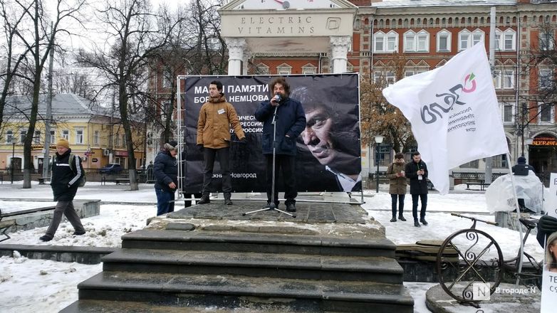 На митинге памяти Немцова собрались около 400 нижегородцев и выступил его однокурсник - фото 5