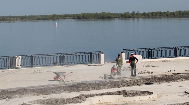 За синим забором: реконструкция Нижне-Волжской набережной близится к завершению (ФОТО) - фото 24