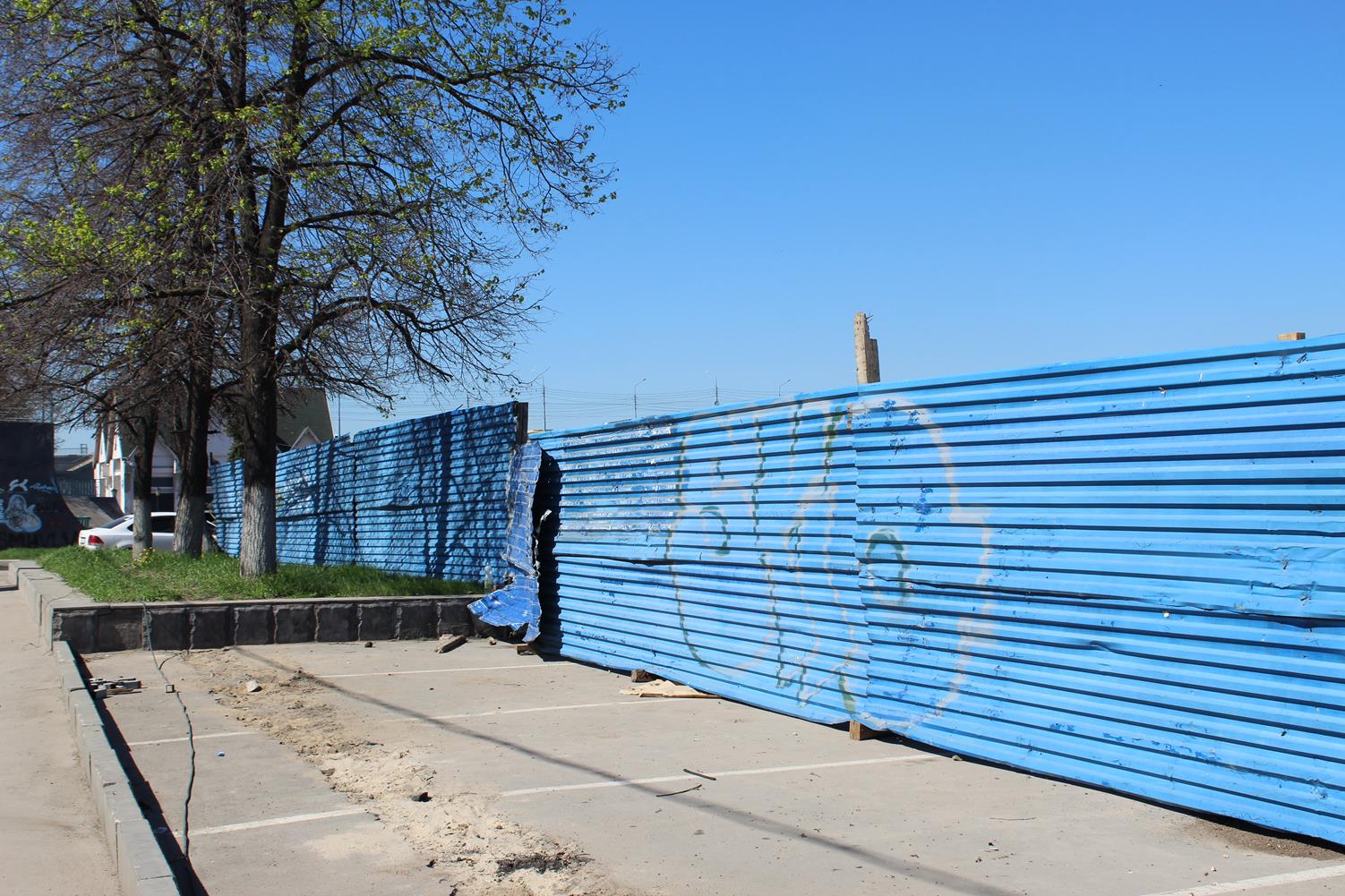 Цвет настроения не синий: нижегородцы по кусочкам разберут забор на Нижне-Волжской набережной - фото 1