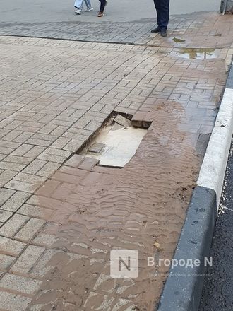 Лужи с кипятком образовались под провалившейся брусчаткой в центре Нижнего Новгорода - фото 2