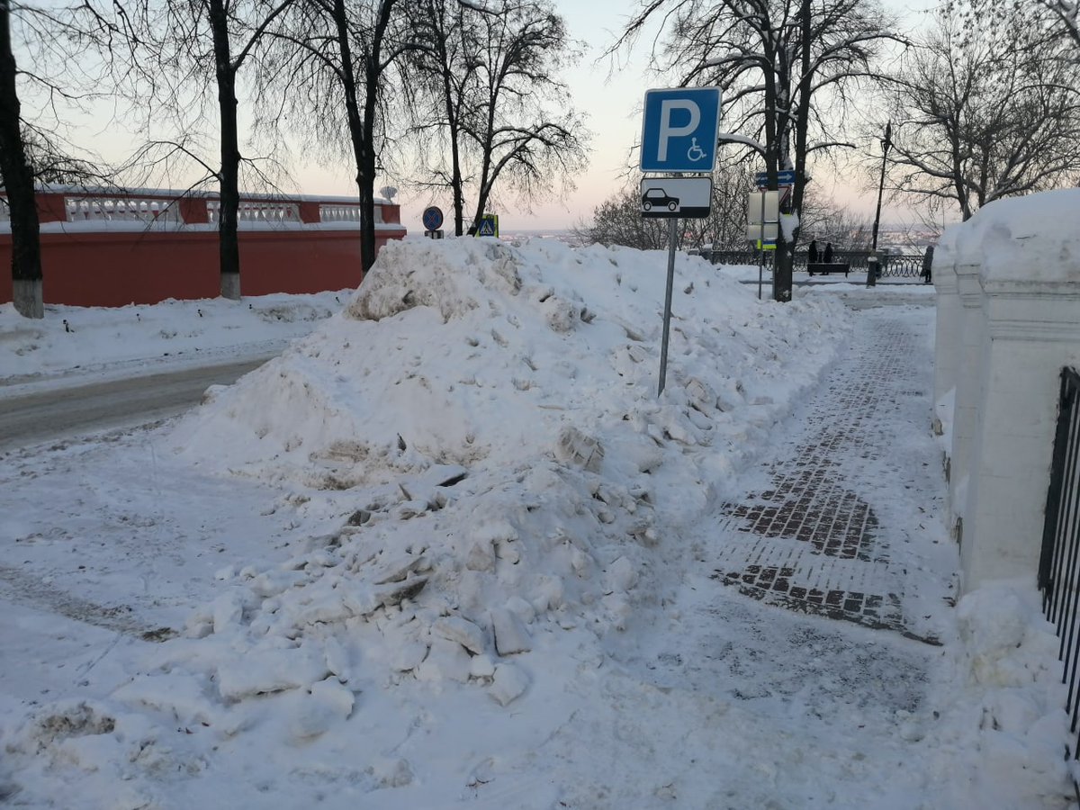 Парковку для инвалидов завалили снегом около Нижегородского политеха - фото 1