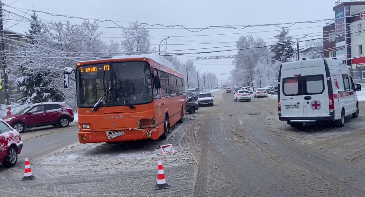 Женщина пострадала в ДТП со скорой помощью и автобусом в Арзамасе - фото 1